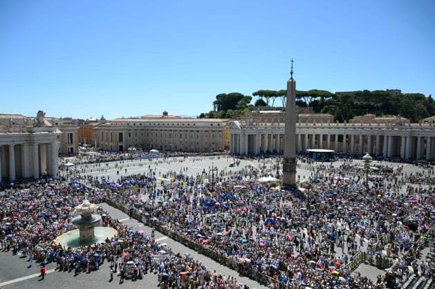 ITALY - POPE LEO XIV ADDRESSES THE CROWD FROM THE WINDOW OF THE APSOSTOLIC PALACE OVERLOOKING ST PETER S SQUARE DURING THE ANGELUS PRAYER IN THE VATICAN - 2025 6 29 Italy, Rome, Vatican, 2025 6 29 .Pope Leo XIV addresses the crowd from the window of the apostolic palace overlooking St. Peter s square during the Angelus prayer in The Vatican EDITORIAL USE ONLY - NO BOOKS Copyright: xVATICANxMEDIAx