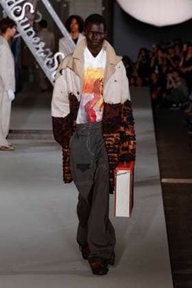 Défilé KidSuper de la mode homme Printemps Été 2026 dans le cadre de la Fashion Week de Paris A model walks the runway during the KidSuper Homme Ready to Wear Spring Summer 2026 fashion show as part of the Paris Menswear Fashion Week on June 28, 2025 in Paris, France Paris France  Copyright: xAgencex xBestimagexAgencex xBestimagex