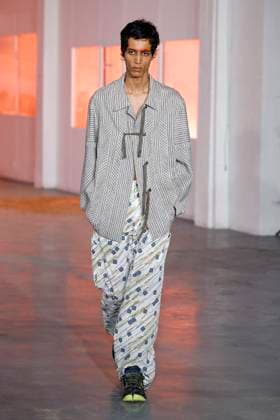 Défilé Kiko Kostadinov de la mode homme Printemps Été 2026 dans le cadre de la Fashion Week de Paris A model walks the runway during the Kiko Kostadinov Homme Ready to Wear Spring Summer 2026 fashion show as part of the Paris Menswear Fashion Week on June 28, 2025 in Paris, France Paris France  Copyright: xAgencex xBestimagexAgencex xBestimagex