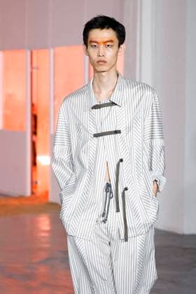 Défilé Kiko Kostadinov de la mode homme Printemps Été 2026 dans le cadre de la Fashion Week de Paris A model walks the runway during the Kiko Kostadinov Homme Ready to Wear Spring Summer 2026 fashion show as part of the Paris Menswear Fashion Week on June 28, 2025 in Paris, France Paris France  Copyright: xAgencex xBestimagexAgencex xBestimagex