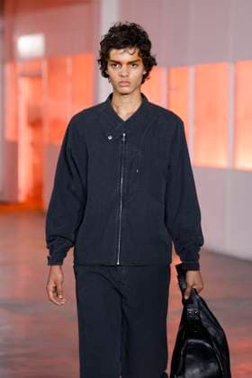 Défilé Kiko Kostadinov de la mode homme Printemps Été 2026 dans le cadre de la Fashion Week de Paris A model walks the runway during the Kiko Kostadinov Homme Ready to Wear Spring Summer 2026 fashion show as part of the Paris Menswear Fashion Week on June 28, 2025 in Paris, France Paris France  Copyright: xAgencex xBestimagexAgencex xBestimagex