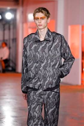 Défilé Kiko Kostadinov de la mode homme Printemps Été 2026 dans le cadre de la Fashion Week de Paris A model walks the runway during the Kiko Kostadinov Homme Ready to Wear Spring Summer 2026 fashion show as part of the Paris Menswear Fashion Week on June 28, 2025 in Paris, France Paris France  Copyright: xAgencex xBestimagexAgencex xBestimagex