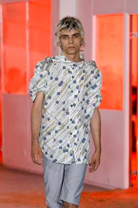 Défilé Kiko Kostadinov de la mode homme Printemps Été 2026 dans le cadre de la Fashion Week de Paris A model walks the runway during the Kiko Kostadinov Homme Ready to Wear Spring Summer 2026 fashion show as part of the Paris Menswear Fashion Week on June 28, 2025 in Paris, France Paris France  Copyright: xAgencex xBestimagexAgencex xBestimagex