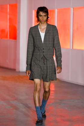 Défilé Kiko Kostadinov de la mode homme Printemps Été 2026 dans le cadre de la Fashion Week de Paris A model walks the runway during the Kiko Kostadinov Homme Ready to Wear Spring Summer 2026 fashion show as part of the Paris Menswear Fashion Week on June 28, 2025 in Paris, France Paris France  Copyright: xAgencex xBestimagexAgencex xBestimagex