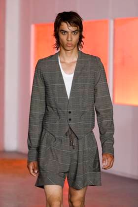 Défilé Kiko Kostadinov de la mode homme Printemps Été 2026 dans le cadre de la Fashion Week de Paris A model walks the runway during the Kiko Kostadinov Homme Ready to Wear Spring Summer 2026 fashion show as part of the Paris Menswear Fashion Week on June 28, 2025 in Paris, France Paris France  Copyright: xAgencex xBestimagexAgencex xBestimagex