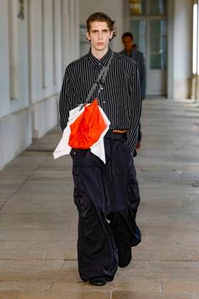 Défilé Kolor de la mode homme Printemps Été 2026 dans le cadre de la Fashion Week de Paris A model walks the runway during the Kolor Homme Ready to Wear Spring Summer 2026 fashion show as part of the Paris Menswear Fashion Week on June 28, 2025 in Paris, France Paris France  Copyright: xAgencex xBestimagexAgencex xBestimagex