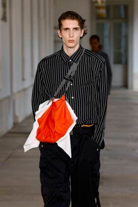 Défilé Kolor de la mode homme Printemps Été 2026 dans le cadre de la Fashion Week de Paris A model walks the runway during the Kolor Homme Ready to Wear Spring Summer 2026 fashion show as part of the Paris Menswear Fashion Week on June 28, 2025 in Paris, France Paris France  Copyright: xAgencex xBestimagexAgencex xBestimagex