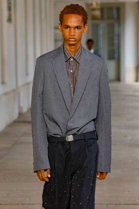 Défilé Kolor de la mode homme Printemps Été 2026 dans le cadre de la Fashion Week de Paris A model walks the runway during the Kolor Homme Ready to Wear Spring Summer 2026 fashion show as part of the Paris Menswear Fashion Week on June 28, 2025 in Paris, France Paris France  Copyright: xAgencex xBestimagexAgencex xBestimagex