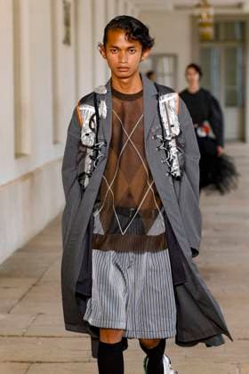 Défilé Kolor de la mode homme Printemps Été 2026 dans le cadre de la Fashion Week de Paris A model walks the runway during the Kolor Homme Ready to Wear Spring Summer 2026 fashion show as part of the Paris Menswear Fashion Week on June 28, 2025 in Paris, France Paris France  Copyright: xAgencex xBestimagexAgencex xBestimagex