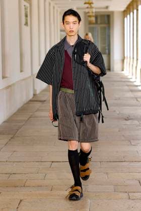 Défilé Kolor de la mode homme Printemps Été 2026 dans le cadre de la Fashion Week de Paris A model walks the runway during the Kolor Homme Ready to Wear Spring Summer 2026 fashion show as part of the Paris Menswear Fashion Week on June 28, 2025 in Paris, France Paris France  Copyright: xAgencex xBestimagexAgencex xBestimagex