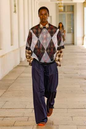 Défilé Kolor de la mode homme Printemps Été 2026 dans le cadre de la Fashion Week de Paris A model walks the runway during the Kolor Homme Ready to Wear Spring Summer 2026 fashion show as part of the Paris Menswear Fashion Week on June 28, 2025 in Paris, France Paris France  Copyright: xAgencex xBestimagexAgencex xBestimagex