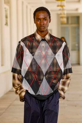 Défilé Kolor de la mode homme Printemps Été 2026 dans le cadre de la Fashion Week de Paris A model walks the runway during the Kolor Homme Ready to Wear Spring Summer 2026 fashion show as part of the Paris Menswear Fashion Week on June 28, 2025 in Paris, France Paris France  Copyright: xAgencex xBestimagexAgencex xBestimagex