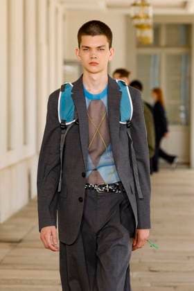 Défilé Kolor de la mode homme Printemps Été 2026 dans le cadre de la Fashion Week de Paris A model walks the runway during the Kolor Homme Ready to Wear Spring Summer 2026 fashion show as part of the Paris Menswear Fashion Week on June 28, 2025 in Paris, France Paris France  Copyright: xAgencex xBestimagexAgencex xBestimagex