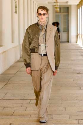 Défilé Kolor de la mode homme Printemps Été 2026 dans le cadre de la Fashion Week de Paris A model walks the runway during the Kolor Homme Ready to Wear Spring Summer 2026 fashion show as part of the Paris Menswear Fashion Week on June 28, 2025 in Paris, France Paris France  Copyright: xAgencex xBestimagexAgencex xBestimagex