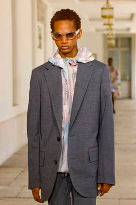 Défilé Kolor de la mode homme Printemps Été 2026 dans le cadre de la Fashion Week de Paris A model walks the runway during the Kolor Homme Ready to Wear Spring Summer 2026 fashion show as part of the Paris Menswear Fashion Week on June 28, 2025 in Paris, France Paris France  Copyright: xAgencex xBestimagexAgencex xBestimagex