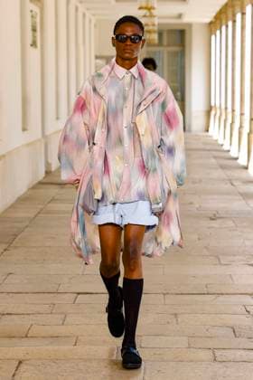 Défilé Kolor de la mode homme Printemps Été 2026 dans le cadre de la Fashion Week de Paris A model walks the runway during the Kolor Homme Ready to Wear Spring Summer 2026 fashion show as part of the Paris Menswear Fashion Week on June 28, 2025 in Paris, France Paris France  Copyright: xAgencex xBestimagexAgencex xBestimagex