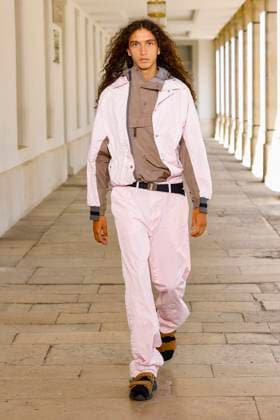 Défilé Kolor de la mode homme Printemps Été 2026 dans le cadre de la Fashion Week de Paris A model walks the runway during the Kolor Homme Ready to Wear Spring Summer 2026 fashion show as part of the Paris Menswear Fashion Week on June 28, 2025 in Paris, France Paris France  Copyright: xAgencex xBestimagexAgencex xBestimagex