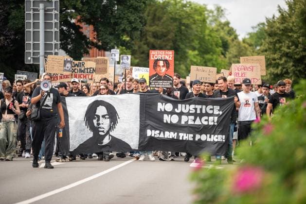 Bilder des Jahres 2025, News 06 Juni News Themen der Woche KW26 News Bilder des Tages Oldenburg Gerechtigkeit fuer Lorenz, Demonstration in Oldenburg, Buendnis Gerechtigkeit fuer Lorenz, 20.06.2025 Im Menschen hinter dem Frontbanner mit dem Portrait von Lorenz und dem Schriftzug No Justice, No Peace! Disarm the Police. Mehrere hundert Menschen haben am Sonntag unter dem Motto Gerechtigkeit fuer Lorenz in Oldenburg demonstriert. Die Demonstration war Teil eines Aktionstages gegen rassistische und tödliche Polizeigewalt. Gerechtigkeit fuer Lorenz, Demonstration in Oldenburg, Buendnis Gerechtigkeit fuer Lorenz, 20.06.2025. *** Oldenburg Justice for Lorenz, demonstration in Oldenburg, Buendnis Gerechtigkeit fuer Lorenz, 20 06 2025 In the people behind the front banner with the portrait of Lorenz and the words No Ju Copyright: xEibner-Pressefoto FabianxSteffenx EP_FSS