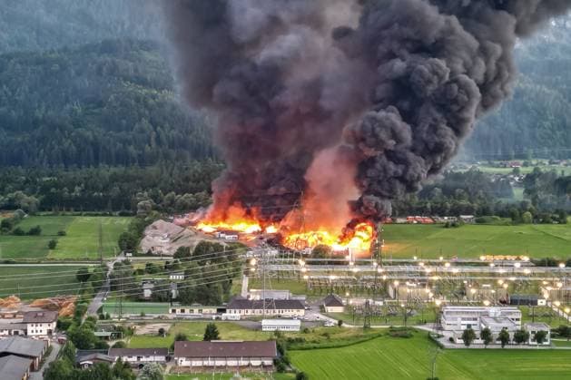 Bilder des Jahres 2025, News 06 Juni News Bilder des Tages Nussdorf Debant 28.06.2025, Nussdorf Debant, AUT, Grossbrand im Altstoffentsorgungszentrum der Fa. Rossbacher, im Bild Luftbild, Luftbild, Übersicht auf das Brandgeschehen Airial picture, Fire incident during the major fire at a waste disposal center in Nussdorf Debant, Austria on 2025 06 28 Expa *** Nussdorf Debant 28 06 2025, Nussdorf Debant, AUT, Grossbrand im Altstoffentsorgungszentrum der Fa Rossbacher, im Bild Luftbild, Luftbild, Übersicht auf das Brandgeschehen Airial picture, Fire incident during the major fire at a waste disposal center in Nussdorf Debant, Austria on 2025 06 28 Expa  EP_gro