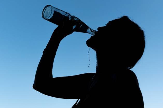 Hydration in summer heat Drinking against the heatwave 29 06 25, Selters Symbol photo, illustration photo, symbol image, illustration photo, everyday scene Silhouette of a person drinking from a bottle in summer weather Copyright: xW2Artx xThorstenxWagnerx