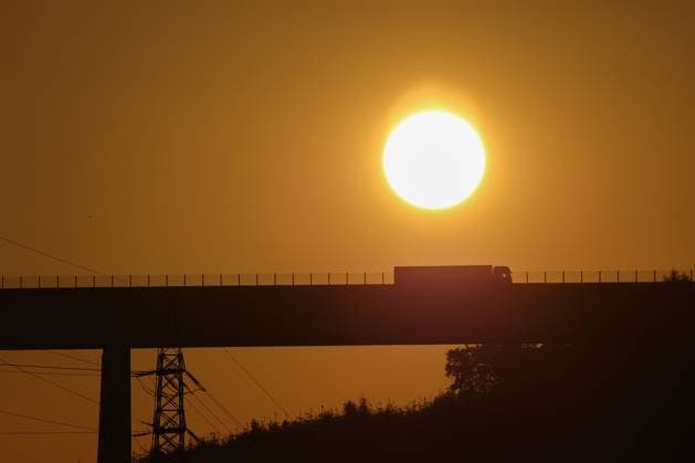The next few days will be hot in NRW A heat wave is rolling in The day begins Sunrise over the Siegtal bridge Siegtal bridge in Eiserfeld A truck drives over the bridge Summer in Siegerland on 30 06 2025 in Siegen Germany