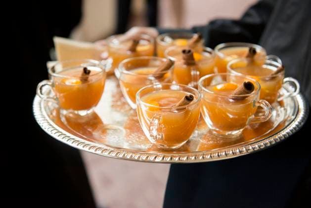 Warm Apple Cider with Cinnamon Sticks on Silver Tray Boston, Massachusetts, United States R_CKFJ250628-1773944-01