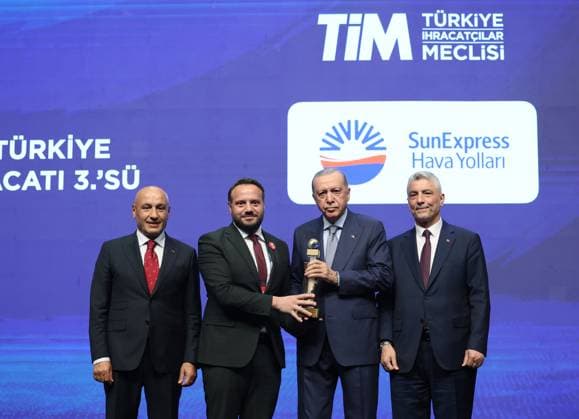 Turkish President Recep Tayyip Erdogan ISTANBUL, TURKIYE - JUNE 30: (----EDITORIAL USE ONLY - MANDATORY CREDIT - TURKISH PRESIDENCY MURAT KULA HANDOUT - NO MARKETING NO ADVERTISING CAMPAIGNS - DISTRIBUTED AS A SERVICE TO CLIENTS----) Turkish President Recep Tayyip Erdogan (2nd R) presents awards to the recipients during the 32nd Ordinary General Assembly of Turkiye Exporters Assembly and Export Champions Award Ceremony at Halic Congress Center in Istanbul, Turkiye on June 30, 2025. Turkish Trade Minister Omer Bolat (R) was also present at the ceremony. Turkish Presidency Murat Kula Handout Anadolu Istanbul Turkey. Editorial use only. Please get in touch for any other usage.  Copyright: x2025xAnadoluxTurkishxPresidencyx xMuratxKulax xHandoutx