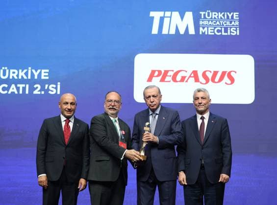 Turkish President Recep Tayyip Erdogan ISTANBUL, TURKIYE - JUNE 30: (----EDITORIAL USE ONLY - MANDATORY CREDIT - TURKISH PRESIDENCY MURAT KULA HANDOUT - NO MARKETING NO ADVERTISING CAMPAIGNS - DISTRIBUTED AS A SERVICE TO CLIENTS----) Turkish President Recep Tayyip Erdogan (2nd R) presents awards to the recipients during the 32nd Ordinary General Assembly of Turkiye Exporters Assembly and Export Champions Award Ceremony at Halic Congress Center in Istanbul, Turkiye on June 30, 2025. Turkish Trade Minister Omer Bolat (R) was also present at the ceremony. Turkish Presidency Murat Kula Handout Anadolu Istanbul Turkey. Editorial use only. Please get in touch for any other usage.  Copyright: x2025xAnadoluxTurkishxPresidencyx xMuratxKulax xHandoutx
