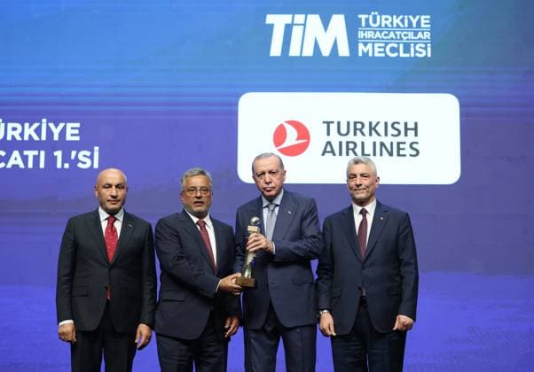 Turkish President Recep Tayyip Erdogan ISTANBUL, TURKIYE - JUNE 30: (----EDITORIAL USE ONLY - MANDATORY CREDIT - TURKISH PRESIDENCY MURAT KULA HANDOUT - NO MARKETING NO ADVERTISING CAMPAIGNS - DISTRIBUTED AS A SERVICE TO CLIENTS----) Turkish President Recep Tayyip Erdogan (2nd R) presents awards to the recipients during the 32nd Ordinary General Assembly of Turkiye Exporters Assembly and Export Champions Award Ceremony at Halic Congress Center in Istanbul, Turkiye on June 30, 2025. Turkish Trade Minister Omer Bolat (R) was also present at the ceremony. Turkish Presidency Murat Kula Handout Anadolu Istanbul Turkey. Editorial use only. Please get in touch for any other usage.  Copyright: x2025xAnadoluxTurkishxPresidencyx xMuratxKulax xHandoutx