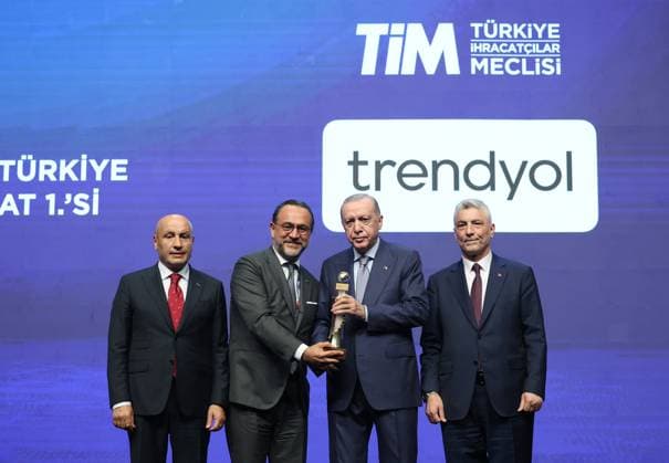 Turkish President Recep Tayyip Erdogan ISTANBUL, TURKIYE - JUNE 30: (----EDITORIAL USE ONLY - MANDATORY CREDIT - TURKISH PRESIDENCY MURAT KULA HANDOUT - NO MARKETING NO ADVERTISING CAMPAIGNS - DISTRIBUTED AS A SERVICE TO CLIENTS----) Turkish President Recep Tayyip Erdogan (2nd R) presents awards to the recipients during the 32nd Ordinary General Assembly of Turkiye Exporters Assembly and Export Champions Award Ceremony at Halic Congress Center in Istanbul, Turkiye on June 30, 2025. Turkish Trade Minister Omer Bolat (R) was also present at the ceremony. Turkish Presidency Murat Kula Handout Anadolu Istanbul Turkey. Editorial use only. Please get in touch for any other usage.  Copyright: x2025xAnadoluxTurkishxPresidencyx xMuratxKulax xHandoutx