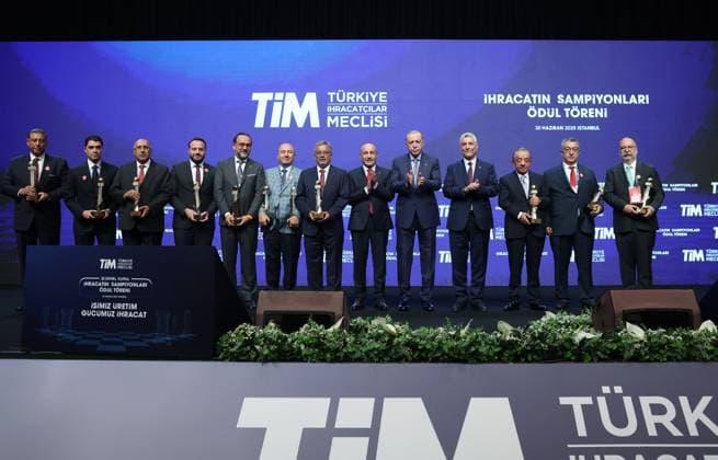 Turkish President Recep Tayyip Erdogan ISTANBUL, TURKIYE - JUNE 30: (----EDITORIAL USE ONLY - MANDATORY CREDIT - TURKISH PRESIDENCY MURAT KULA HANDOUT - NO MARKETING NO ADVERTISING CAMPAIGNS - DISTRIBUTED AS A SERVICE TO CLIENTS----) Turkish President Recep Tayyip Erdogan presents awards to the recipients during the 32nd Ordinary General Assembly of Turkiye Exporters Assembly and Export Champions Award Ceremony at Halic Congress Center in Istanbul, Turkiye on June 30, 2025. Turkish Trade Minister Omer Bolat and Chairman of Turkish Exporters Assembly Mustafa Gultepe were also present at the ceremony. Turkish Presidency Murat Kula Handout Anadolu Istanbul Turkey. Editorial use only. Please get in touch for any other usage.  Copyright: x2025xAnadoluxTurkishxPresidencyx xMuratxKulax xHandoutx