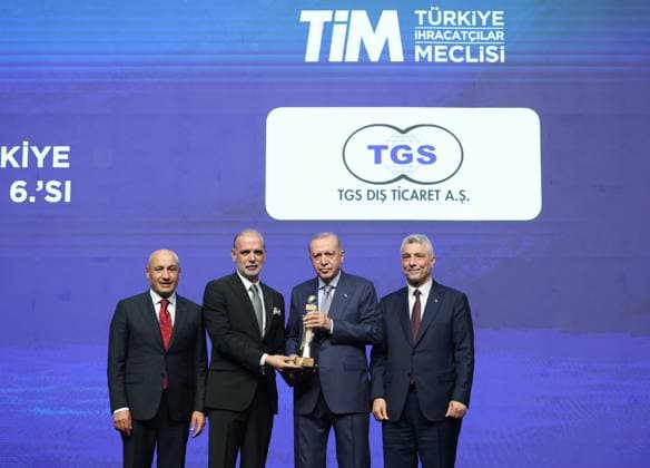 Turkish President Recep Tayyip Erdogan ISTANBUL, TURKIYE - JUNE 30: (----EDITORIAL USE ONLY - MANDATORY CREDIT - TURKISH PRESIDENCY MURAT KULA HANDOUT - NO MARKETING NO ADVERTISING CAMPAIGNS - DISTRIBUTED AS A SERVICE TO CLIENTS----) Turkish President Recep Tayyip Erdogan (2nd R) presents awards to the recipients during the 32nd Ordinary General Assembly of Turkiye Exporters Assembly and Export Champions Award Ceremony at Halic Congress Center in Istanbul, Turkiye on June 30, 2025. Turkish Trade Minister Omer Bolat (R) was also present at the ceremony. Turkish Presidency Murat Kula Handout Anadolu Istanbul Turkey. Editorial use only. Please get in touch for any other usage.  Copyright: x2025xAnadoluxTurkishxPresidencyx xMuratxKulax xHandoutx