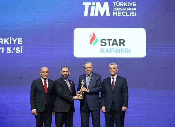 Turkish President Recep Tayyip Erdogan ISTANBUL, TURKIYE - JUNE 30: (----EDITORIAL USE ONLY - MANDATORY CREDIT - TURKISH PRESIDENCY MURAT KULA HANDOUT - NO MARKETING NO ADVERTISING CAMPAIGNS - DISTRIBUTED AS A SERVICE TO CLIENTS----) Turkish President Recep Tayyip Erdogan (2nd R) presents awards to the recipients during the 32nd Ordinary General Assembly of Turkiye Exporters Assembly and Export Champions Award Ceremony at Halic Congress Center in Istanbul, Turkiye on June 30, 2025. Turkish Trade Minister Omer Bolat (R) was also present at the ceremony. Turkish Presidency Murat Kula Handout Anadolu Istanbul Turkey. Editorial use only. Please get in touch for any other usage.  Copyright: x2025xAnadoluxTurkishxPresidencyx xMuratxKulax xHandoutx
