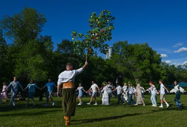 Edmonton™s Ukrainian Diaspora Honors Kupala Night With Traditional Festivities EDMONTON, CANADA JUNE 29: A man holds a tree decorated with flowers, ribbons, and other adornments symbolizing fertility and the sun, as members of Edmonton™s Ukrainian community and their friends gather for Kupala Night celebrations organized by the Ukrainian National Youth Federation (UNYF) at Victoria Park in Edmonton, Alberta, Canada, on June 29, 2025. The Ukrainian Kupala Night (or Ivan Kupala) is a centuries-old Slavic folk celebration of the summer solstice, blending pagan and Christian traditions, and also observed in Poland, Belarus, Bulgaria, and Slovakia. It features rituals such as bonfire jumping, water ceremonies, and the symbolic search fo  Copyright: xArturxWidakx originalFilename: widak-edmonton250629_np3i8.jpg