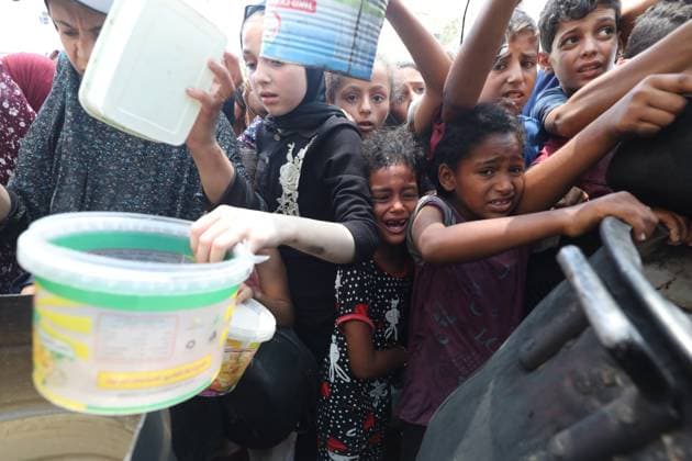 Bilder des Jahres 2025, News 06 Juni News Bilder des Tages Food distributed to Palestinians in Gaza under Israeli attack and embargo DEIR AL BALAH, GAZA - JUNE 30: Palestinians, including children, who are struggling with hunger wait in line to receive hot meals distributed by the charity organizations while Israel s destructive attacks on the Gaza Strip continue as the humanitarian crisis in the region is increasing at Nuseirat Refugee Camp of Deir al-Balah, Gaza on June 30, 2025. The deepening humanitarian crisis in the Gaza Strip continues due to the full embargo imposed by Israel. While there is a rush during food distribution, displaced Palestinians are pushing each other to get food. Moiz Salhi Anadolu Deir al-Balah Gaza. Editorial use only. Please get in touch for any other usage.  Copyright: x2025xAnadoluxMoizxSalhix