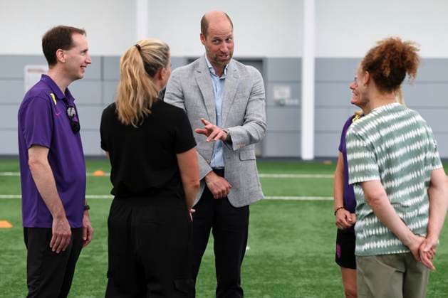 Entertainment Bilder des Tages Prince of Wales visits St. George s Park, England s national football centre Britain s Prince William, the Prince of Wales, Patron of The Football Association, visits St. George s Park, England s national football centre, to meet with the England Women s team and wish them luck ahead of the 2025 UEFA Women s Euros competition in Burton on Trent, Monday, June 30, 2025., Credit:Darren Staples Avalon GBR, Burton on Trent Copyright: xDarrenxStaplesx xAvalonx 1016460000
