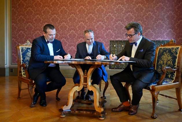 +++CAPTION CORRECTION+++Jakub Hrusa (centre) will become chief conductor and music director of the Czech Philharmonic Orchestra (CF) in autumn 2028, succeeding current conductor and director Semyon Bychkov, David Marecek (right), the director general of the CF informed journalists in Prague, Czech Republic, June 30, 2025. At leftt is Czech Minister of Culture Martin Baxa. (CTKxPhoto KaterinaxSulova) CTKPhotoP2025063004109  CTKPhotoP2025063004109