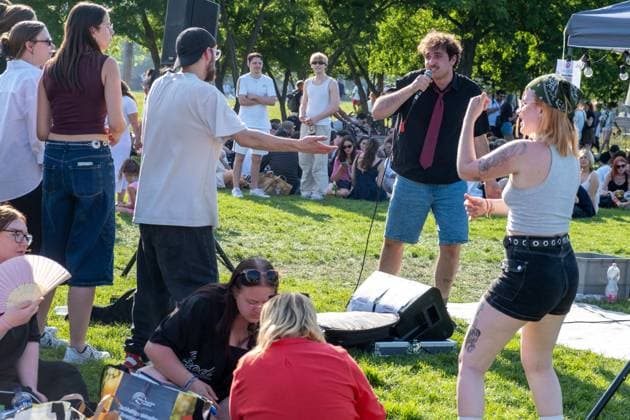 Fete de la Musique zum Sommeranfang in Berlin-Prenzlauer Berg. Im Mauerpark rappt ein Musiker auf der Lost Lives Shows-Bühne. Immer am 21. Juni, dem Tag der Sommersonnenwende, finden in ganz Berlin Konzerte zum Sommeranfang statt. Fete de la Musique at the beginning of summer in Berlin-Prenzlauer Berg. A musician raps on the Lost Lives Shows stage in Mauerpark. Every year on June 21, the day of the summer solstice, concerts are held throughout Berlin to mark the beginning of summer. Fele De La Musique in Berlin *** Fete de la Musique at the beginning of summer in Berlin Prenzlauer Berg A musician raps on the Lost Lives Shows stage in Mauerpark Fete de la Musique at the beginning of summer in Berlin Prenzlauer Berg A musician raps on the L sp2025062143474.jpg