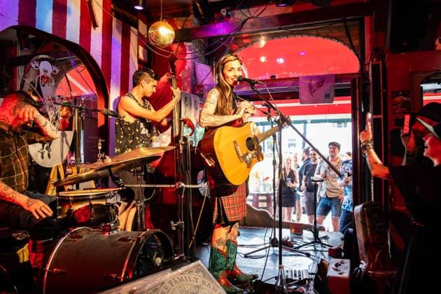 Fete de la Musique zum Sommeranfang in Berlin-Prenzlauer Berg. The Family Band spielt in der Bar ZUM STARKEN AUGUST. Die bekannte Burlesque-Bar muss zum Ende des Monats wegen Lärmbeschwerden und hoher Mieten schießen. Immer am 21. Juni, dem Tag der Sommersonnenwende, finden in ganz Berlin Konzerte zum Sommeranfang statt. Fete de la Musique at the beginning of summer in Berlin-Prenzlauer Berg. The Family Band plays at the ZUM STARKEN AUGUST bar. The well-known burlesque bar has to close at the end of the month due to noise complaints and high rents. Every year on June 21, the day of the summer solstice, concerts are held throughout Berlin to mark the beginning of summer. Fele De La Musique in Berlin *** Fete de la Musique at the beginning sp2025062143651.jpg