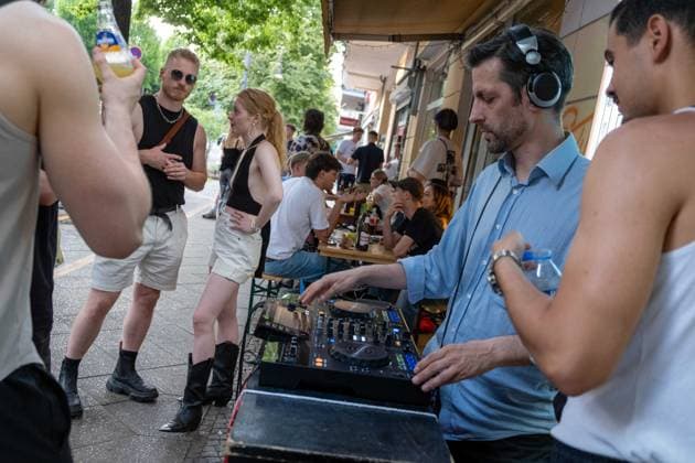 Fete de la Musique zum Sommeranfang in Berlin-Prenzlauer Berg. Vor einem Späti legt ein DJ für Kunden und Freunde auf. Immer am 21. Juni, dem Tag der Sommersonnenwende, finden in ganz Berlin Konzerte zum Sommeranfang statt. Fete de la Musique at the beginning of summer in Berlin-Prenzlauer Berg. In front of a late-night shop, a DJ plays for customers and friends. Always on June 21, the day of the summer solstice, concerts are held throughout Berlin for the beginning of summer. Fele De La Musique in Berlin *** Fete de la Musique at the beginning of summer in Berlin Prenzlauer Berg A DJ plays for customers and friends Always on June 21, the day of the summer solstice, concerts are held throughout Berlin for the beginning of summer Fete de l sp2025062143691.jpg