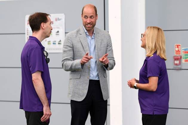 Entertainment Bilder des Tages Britain Royals Britain s Prince William, the Prince of Wales, Patron of The Football Association, visits St. George s Park, England s national football centre, to meet with the England Women s team and wish them luck ahead of the 2025 UEFA Women s Euros competition in Burton on Trent, Monday, June 30, 2025.(AP Photo Darren Staples, Pool), Credit:Darren Staples Avalon GBR, Burton on Trent Copyright: xDarrenxStaplesx xAvalonx 1016476706