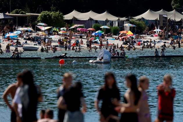 Visitors at an outdoor swimming beach at Fühlinger See The lake in the north of Cologne is a popular excursion destination for Cologne residents and tourists and offers all kinds of water sports Themed image, symbolic image Cologne, 28 06 2025 NRW Germany Copyright: xChristophxHardtx