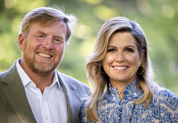 Entertainment Themen der Woche KW27 Entertainment Bilder des Tages DEN HAAG - King Willem-Alexander and Queen Maxima during the traditional photo session of the royal family in the garden of Palace Huis ten Bosch. ANP KOEN VAN WEEL netherlands out - belgium out  Copyright: xx x530758699x originalFilename: 530758699.jpg