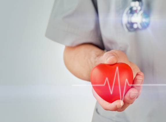 Hände des Mannes Arzt Kardiologe hält rote Herz mit einem Elektrokardiogramm Linie auf sie auf grauem Hintergrund angezeigt. Arzt Pflege Herz Gesundheit Konzept. Welt Hypertonie oder Spender Tag. - Bildmontage Hands of man doctor cardiologist holding red heart with an electrocardiogram line displayed on it on grey background. Doctor care heart health concept. World Hypertension or donor Day. (License=RF) Copyright: xZoonar.com KatsiarynaxHuravax 23688112