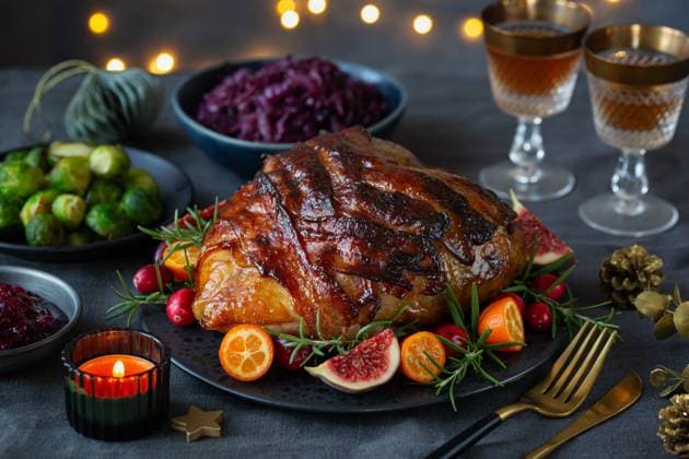 Truthahnbraten Krone festive Christmas table. Delicious roast turkey crown with bacon for holiday dinner. Dark background (License=RF) Copyright: xZoonar.com Anna_Shepulovax 23685716