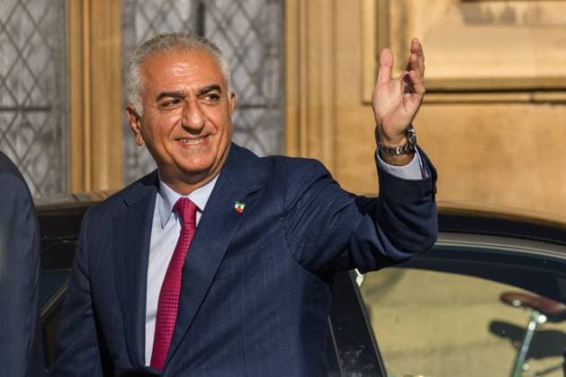 Bilder des Jahres 2025, News 06 Juni News Bilder des Tages Crown Prince of Iran, Reza Pahlavi, Westminster, London, UK. Houses of Parliament, London, UK. 30th June 2025. Crown Prince of Iran, Reza Pahlavi, smiles and waves to his supporters as he leaves Westminster following a historic meeting at the House of Commons., Credit:Photo by Amanda Rose Avalon United Kingdom, Westminster, London, Houses of Parliament  Copyright: xPhotoxbyxAmandaxRosex xAvalonx 1016518345