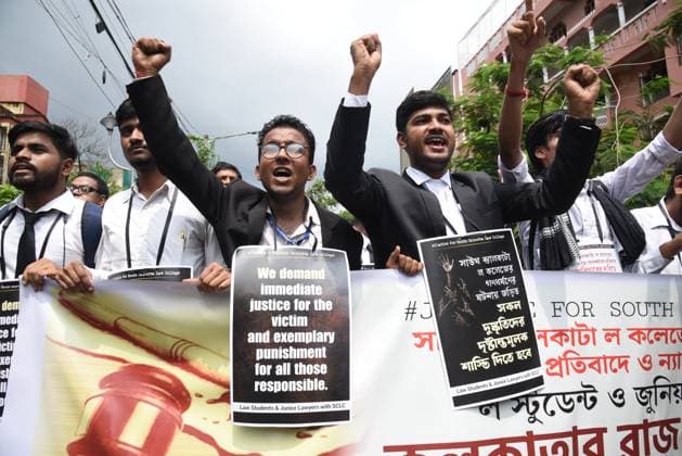 Bilder des Jahres 2025, News 06 Juni News Bilder des Tages India: Protest outside the South Calcutta Law College against the gang-rape of a student Junior Law students and junior lawyers shout slogans as they protest outside the South Calcutta Law College against the gang-rape of a student of this college. Kolkata West Bengal India Copyright: DebajyotixChakraborty