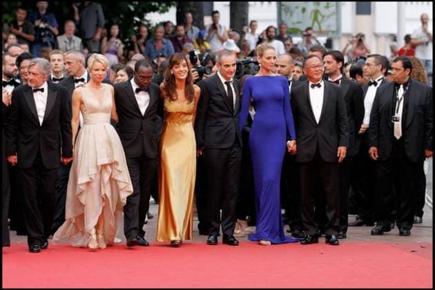 ROBERT DE NIRO, LINN ULLMANN, MAHAMAT SALEH HAROUN, MARTINA GUSMAN, OLIVIER ASSAYAS, UMA THURMAN, JOHNNIE TO - SOIREE DE CLOTURE DU 64 EME FESTIVAL INTERNATIONAL DU FILM DE CANNES RED CARPET FOR MOVIE LES BIENS AIMES - CLOSING 64 TH INTERNATIONAL CANNES FILM FESTIVAL Cannes France *** ROBERT DE NIRO, LINN ULLMANN, MAHAMAT SALEH HAROUN, MARTINA GUSMAN, OLIVIER ASSAYAS, UMA THURMAN, JOHNNIE TO SOIREE DE CLOTURE DU 64 EME FESTIVAL INTERNATIONAL DU FILM DE CANNES RED CARPET FOR MOVIE LES BIENS AIMES CLOSING 64 TH INTERNATIONAL CANNES FILM FESTIVAL Cannes France  Copyright: xJACOVIDES-BORDE-MOREAUx xBESTIMAGExJACOVIDES-BORDE-MOREAUx xBESTIMAGEx