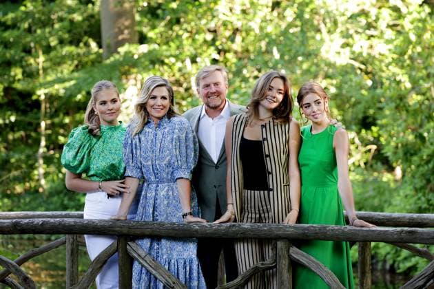 Bilder des Jahres 2025, Entertainment 06 Juni Entertainment Bilder des Tages 30-06-2025 HtB Queen Maxima and King Willem-Alexander with Princess Amalia and Princess Alexia and Princess Ariane pose for the media during the annual photo session at palace Huis ten Bosch in The Hague. Â  Copyright: xPPEx