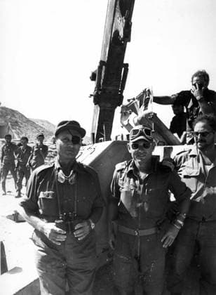 Jom-Kippur-Krieg 1973 1973 Sinai, Ägypten Der israelische Verteidigungsminister MOSHE DAYAN (Augenklappe) steht an der Sinai-Front mit General AVRAHAM BREN ADAN neben einer eroberten SA-2-Raketenabschussbasis westlich des Suezkanals während des Jom-Kippur-Krieges 1973. (Bildnachweis: Keystone Press Agency ZUMA Press Wire ZUMAPRESS.com) Sinai Egypt *** Jom KIPPUR War 1973 1973 Sinai, Egypt the Israeli Minister of Defence Moshe Dayan Eye patch is to the Sinai Front with General Avraham Bren Adan next to a conquered Sat 2 Missile launch base west of Suez Canal during of Jom KIPPUR War 1973 Picture credits Keystone Press Agency Zuma Press Wire ZUMAPRESS Com Sinai Egypt  Copyright: xUnitedxArchivesx xkpaxKeystonex 19600104_baf_k09_191